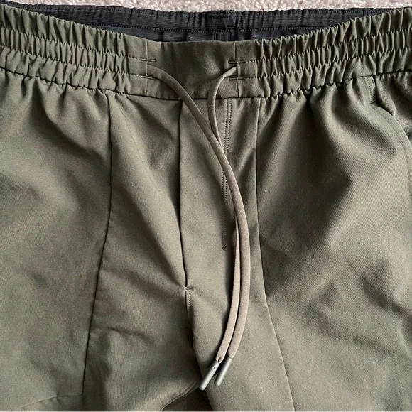 Lululemon License to Train Jogger / Size Medium - Picture 3 of 5